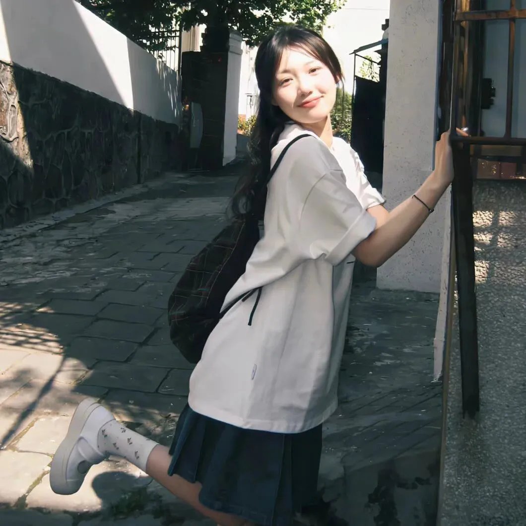 比基尼电台海报